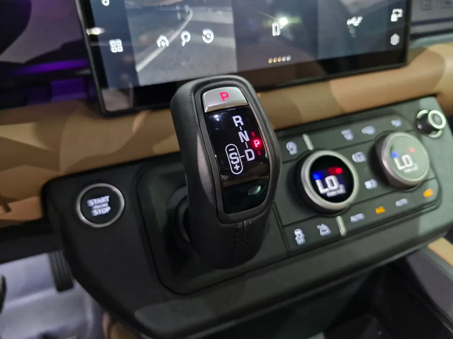 لاند روفر ديفندر P300 S 2025