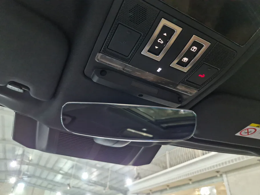 لاند روفر ديفندر P300 S 2025