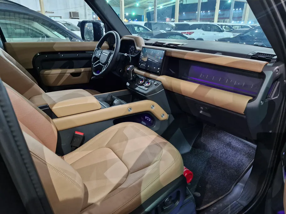 لاند روفر ديفندر P300 S 2025