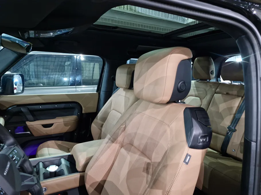 لاند روفر ديفندر P300 S 2025