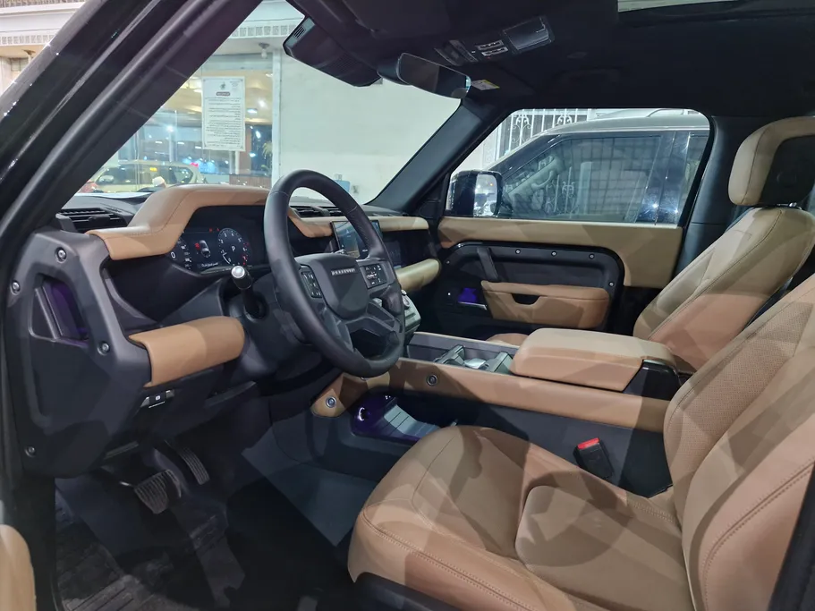 لاند روفر ديفندر P300 S 2025