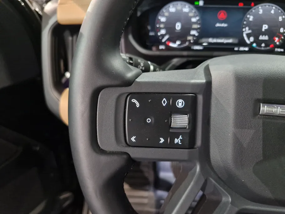 لاند روفر ديفندر P300 S 2025