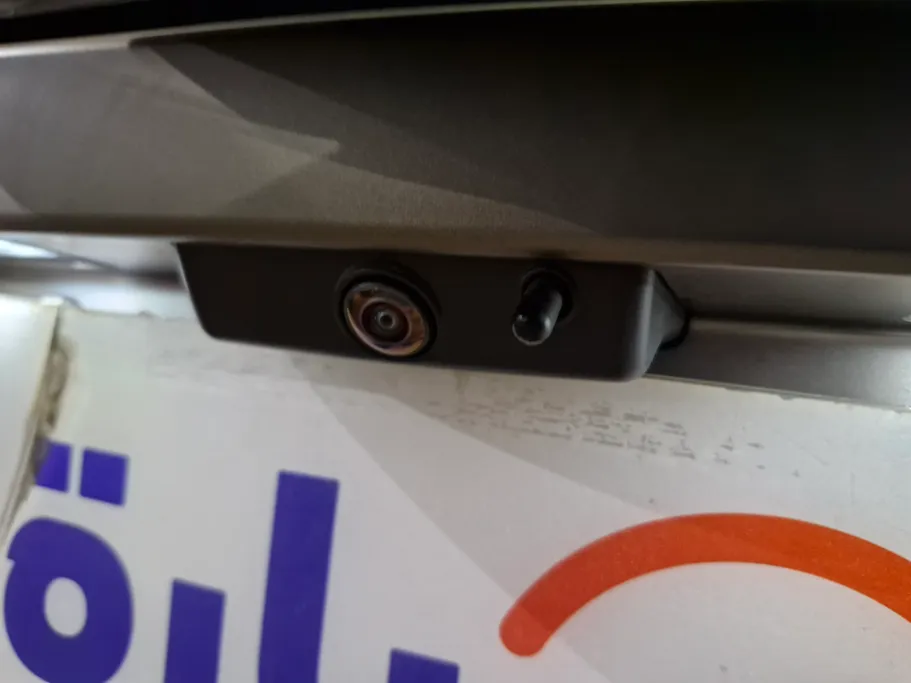 لاند روفر ديفندر P300 S 2025