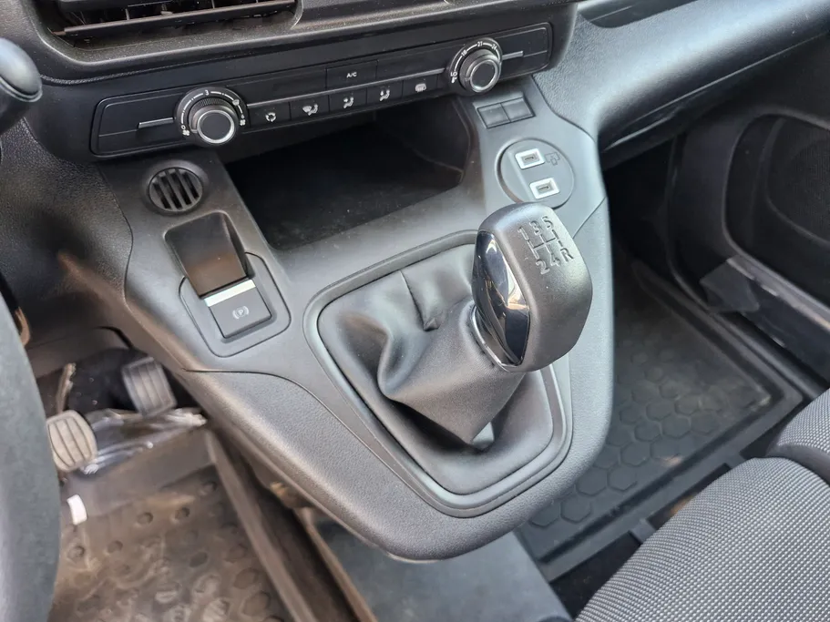 2025 Peugeot Partner Short van