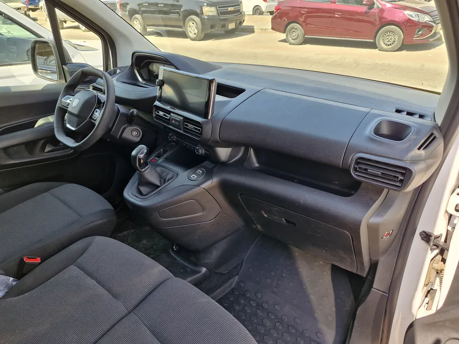 2025 Peugeot Partner Short van