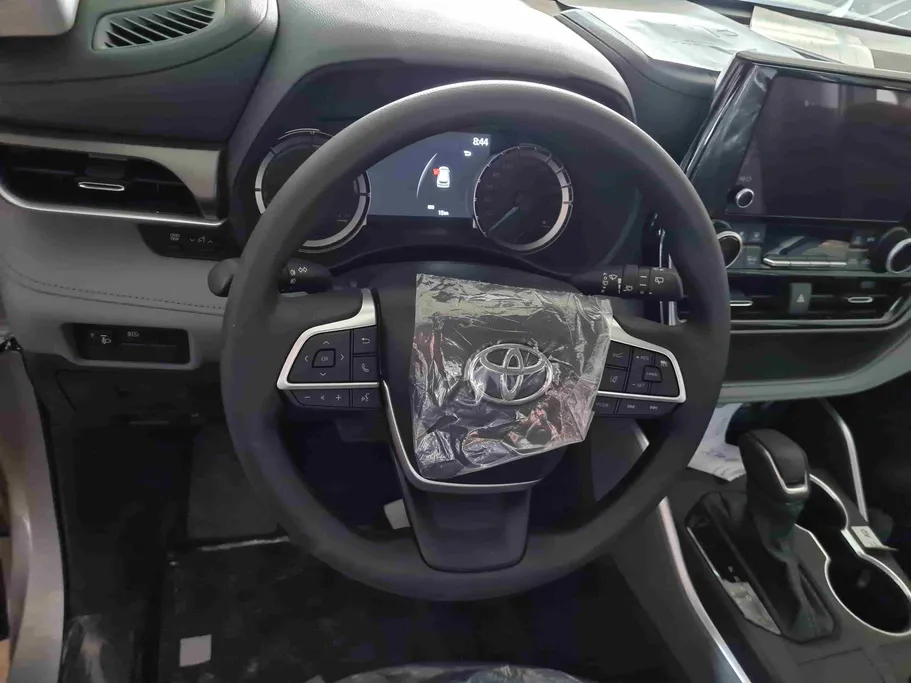 2025 Toyota Highlander LE 