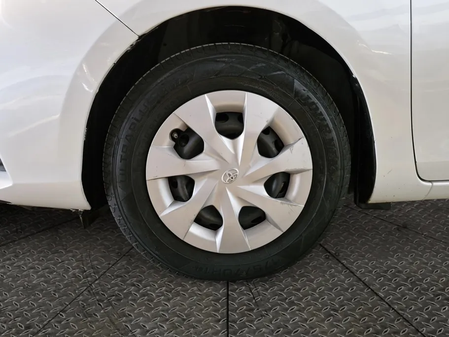 2022 Toyota Yaris  Y FLT 