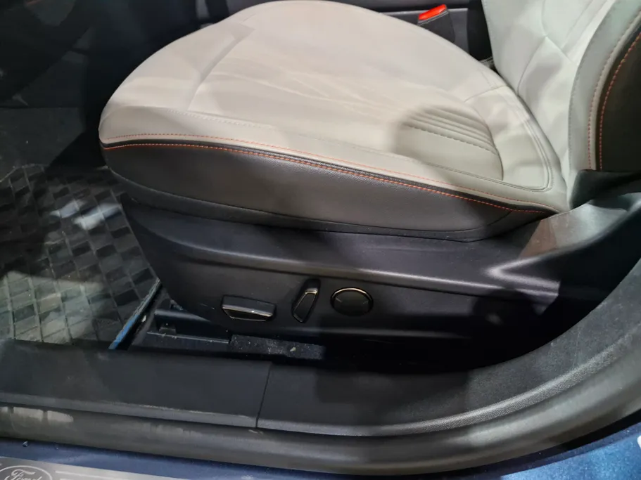 فورد تورس تيتانيوم 2025 