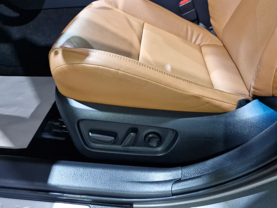 2025 Toyota Camry  LUMIERE HEV