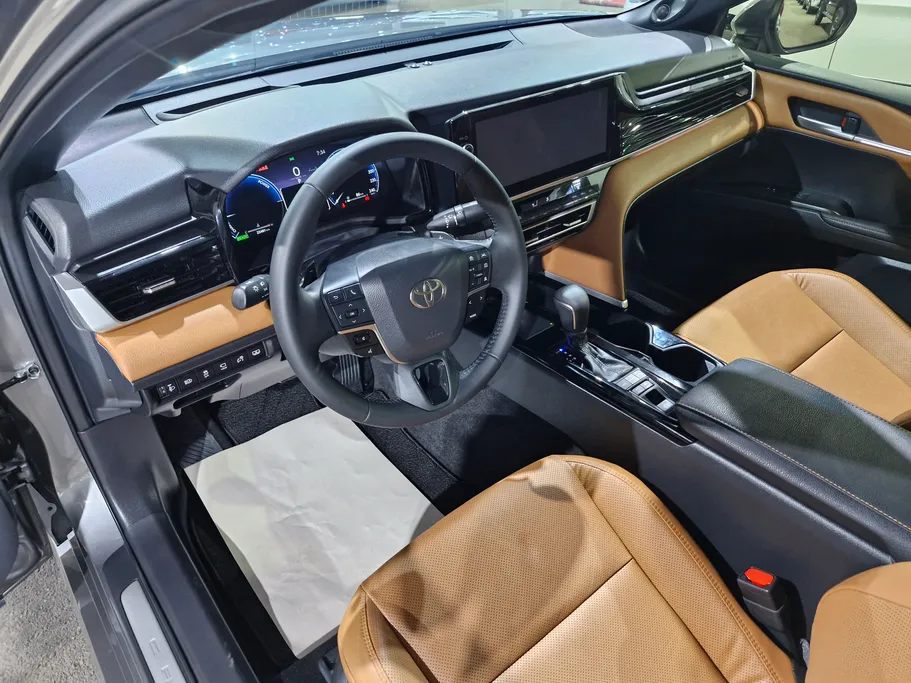 2025 Toyota Camry  LUMIERE HEV