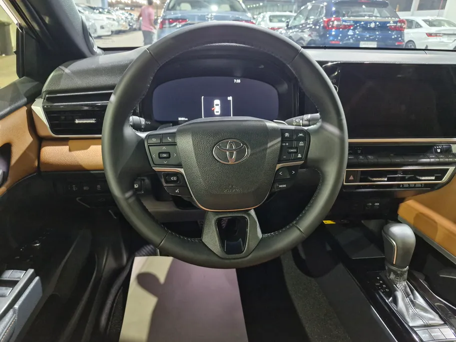 2025 Toyota Camry  LUMIERE HEV