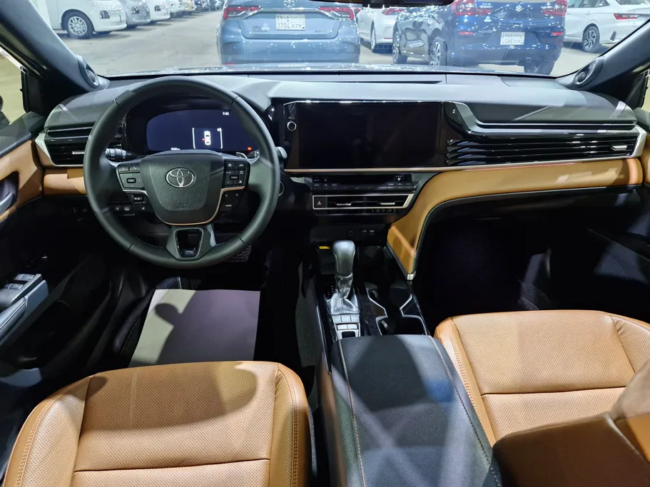 2025 Toyota Camry  LUMIERE HEV