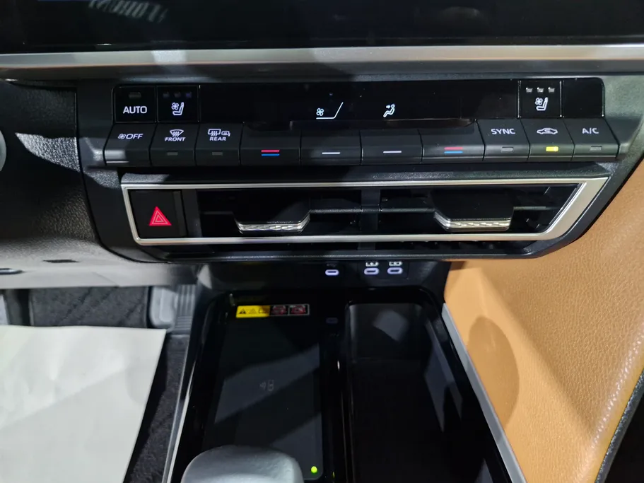 2025 Toyota Camry  LUMIERE HEV