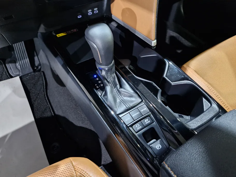 2025 Toyota Camry  LUMIERE HEV