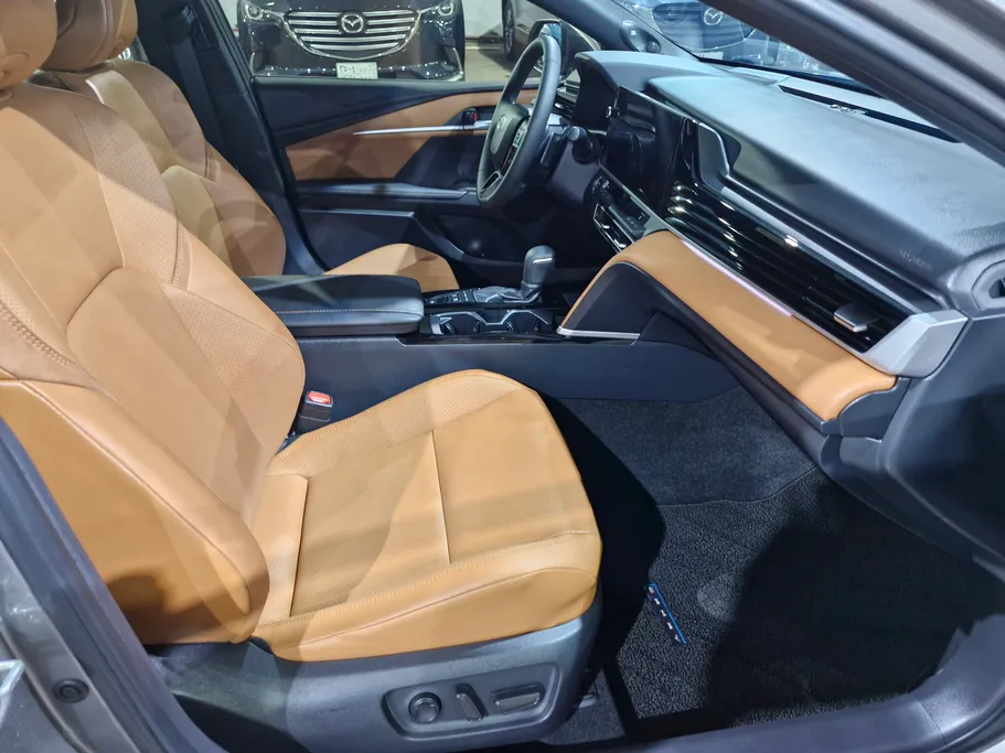 2025 Toyota Camry  LUMIERE HEV