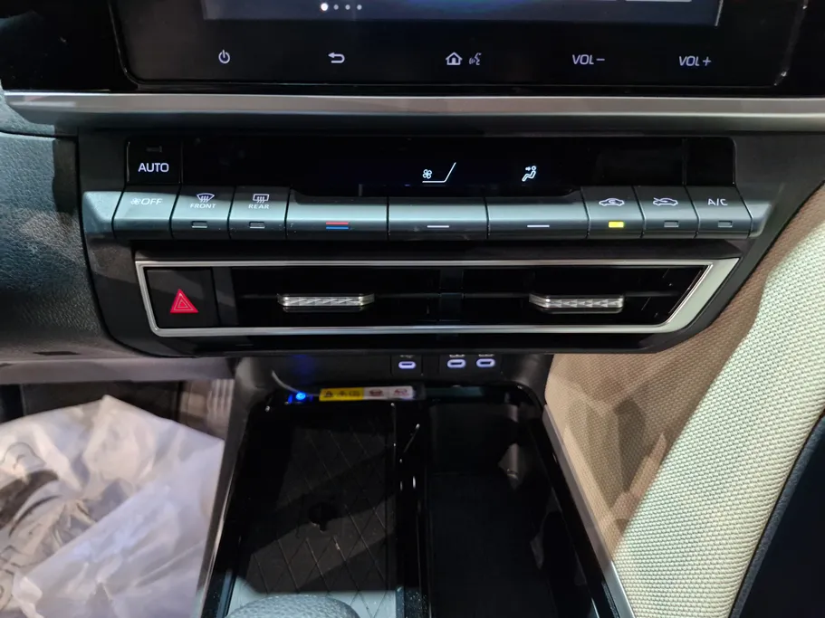 تويوتا كامري E Plus HEV 2025 