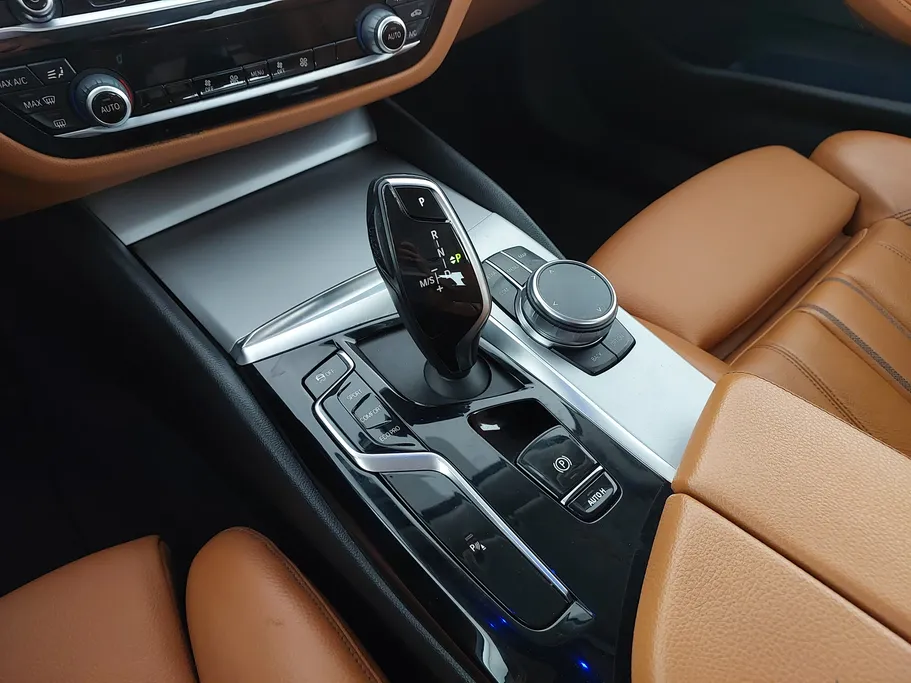 بي ام دبليو الفئة الخامسة 520i 2023