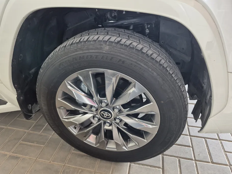 2025 Toyota Land Cruiser GXR 