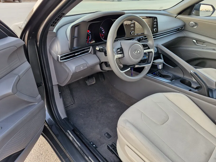 2023 Hyundai Elantra Smart 