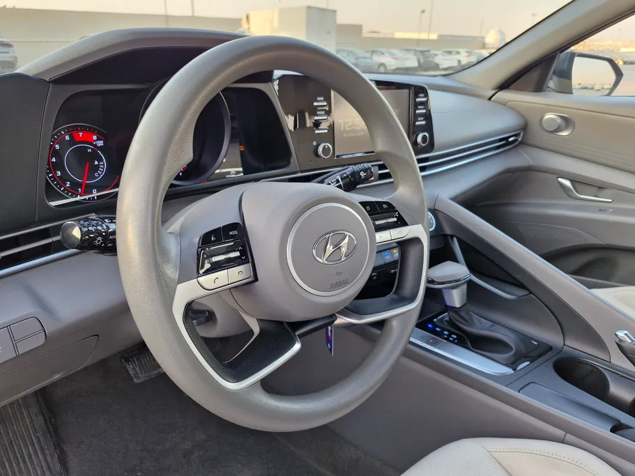 2023 Hyundai Elantra Smart 