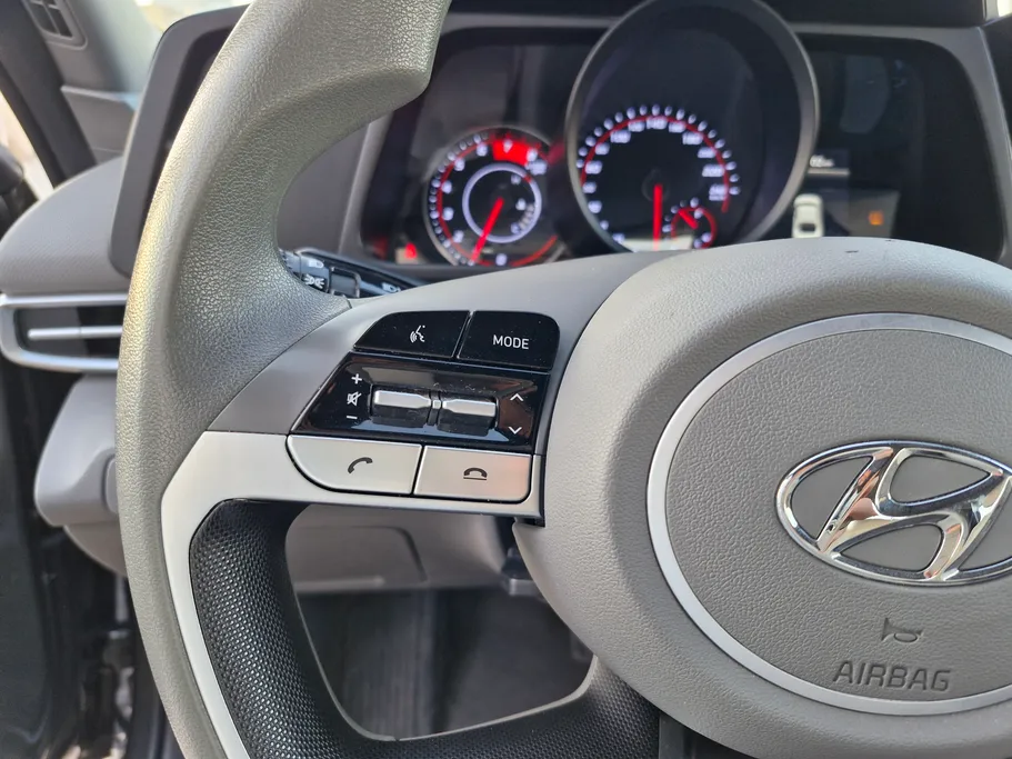 2023 Hyundai Elantra Smart 