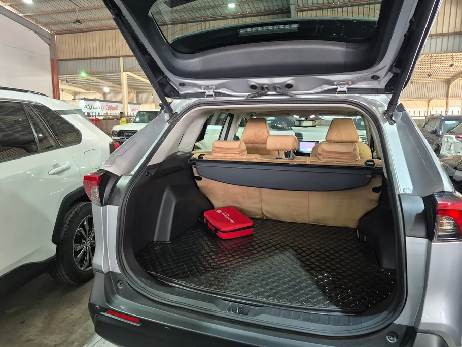 2025 تويوتا RAV4 XLE 