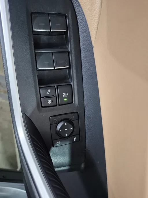 2025 تويوتا RAV4 XLE 