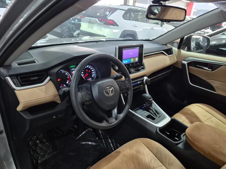 2025 تويوتا RAV4 XLE 