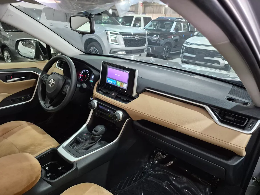 2025 تويوتا RAV4 XLE 