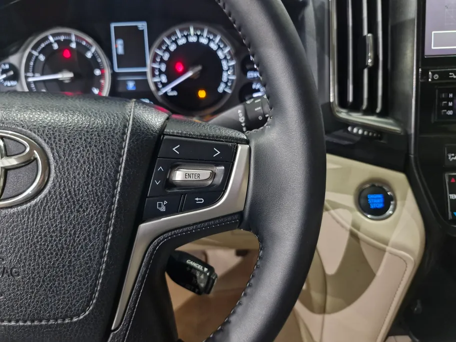 2020 Toyota Land Cruiser Grand Touring 