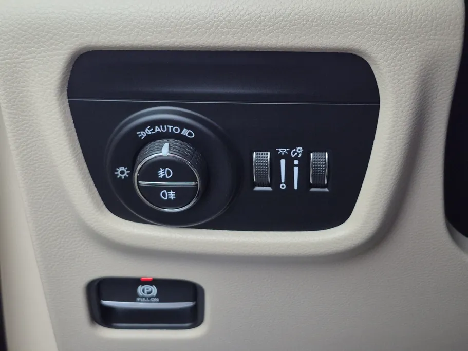 جيب جراند شيروكي ليمتد 2023 