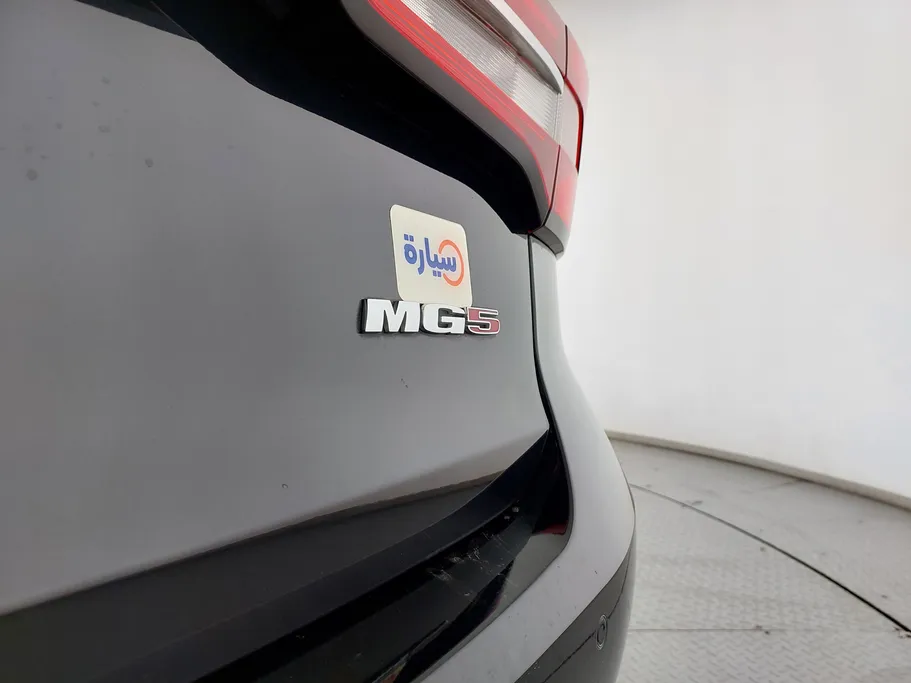 ام جي 5 LUX 2023 