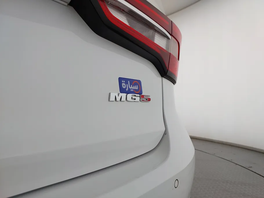 ام جي 5 LUX 2023 