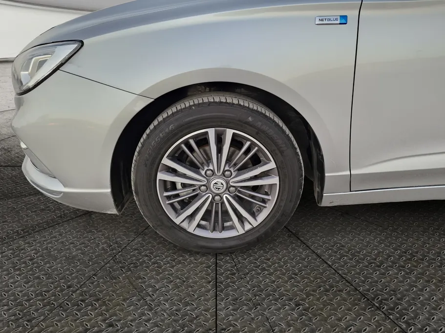 ام جي 5 LUX 2023 