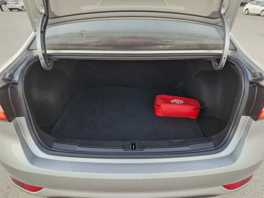 ام جي 5 LUX 2023 