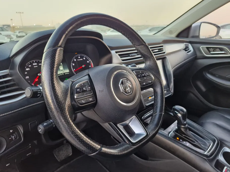 ام جي 5 LUX 2023 