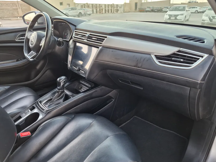 ام جي 5 LUX 2023 