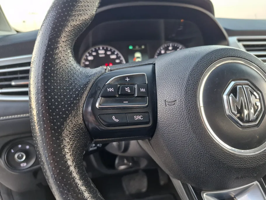 ام جي 5 LUX 2023 