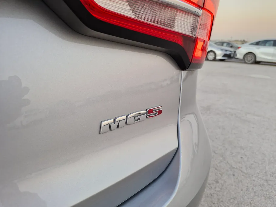 ام جي 5 LUX 2023 