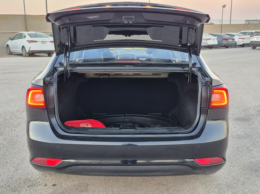 ام جي 5 LUX 2023 