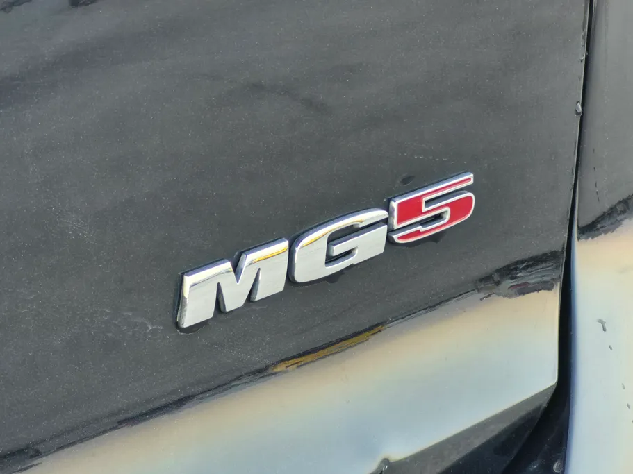 ام جي 5 LUX 2023 