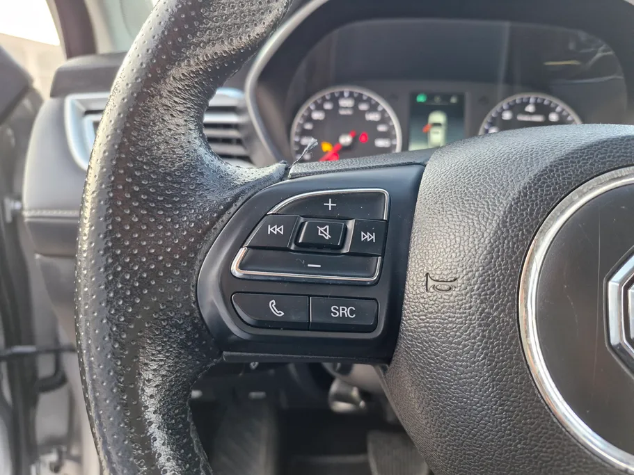 ام جي 5 LUX 2023 