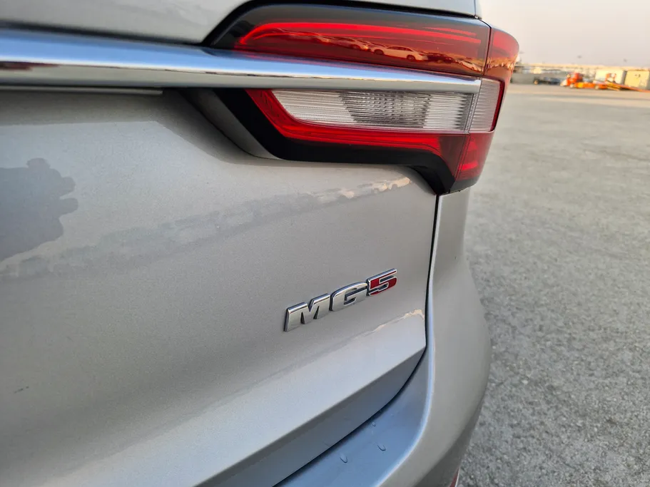 ام جي 5 LUX 2023 