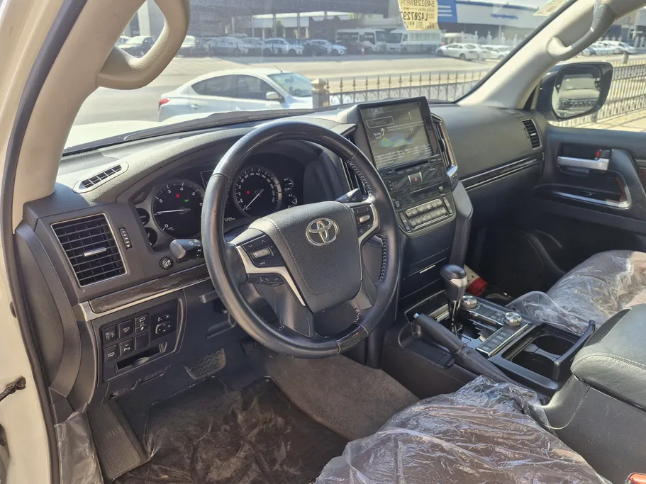 2020 Toyota Land Cruiser Grand Touring 