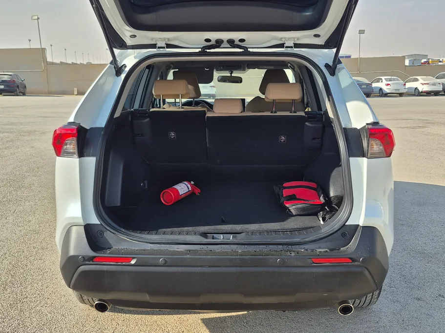 تويوتا راف فور LE 2023 