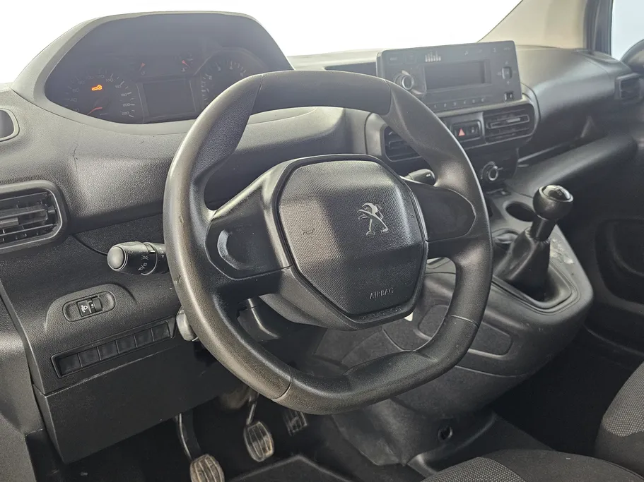 2022 Peugeot Partner Short van 