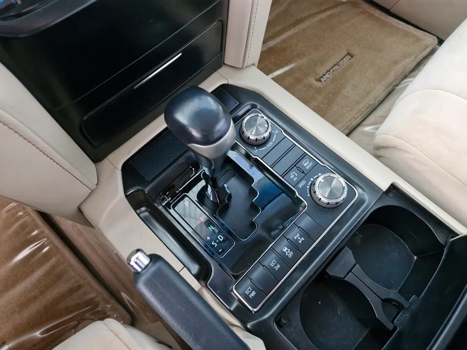 تويوتا لاندكروزر Grand Touring 2021 