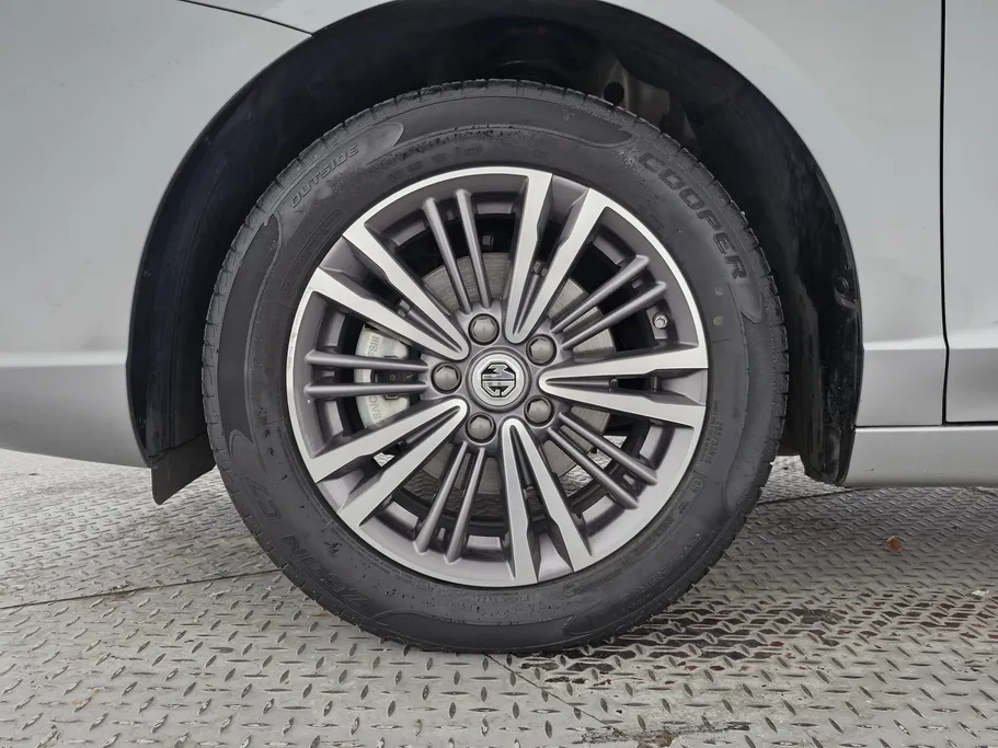 ام جي 5 LUX 2023 