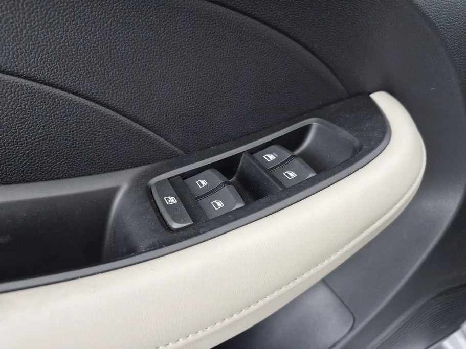 ام جي 5 LUX 2023 