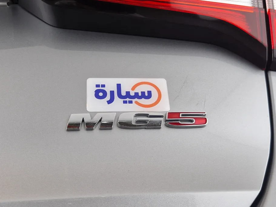 ام جي 5 LUX 2023 